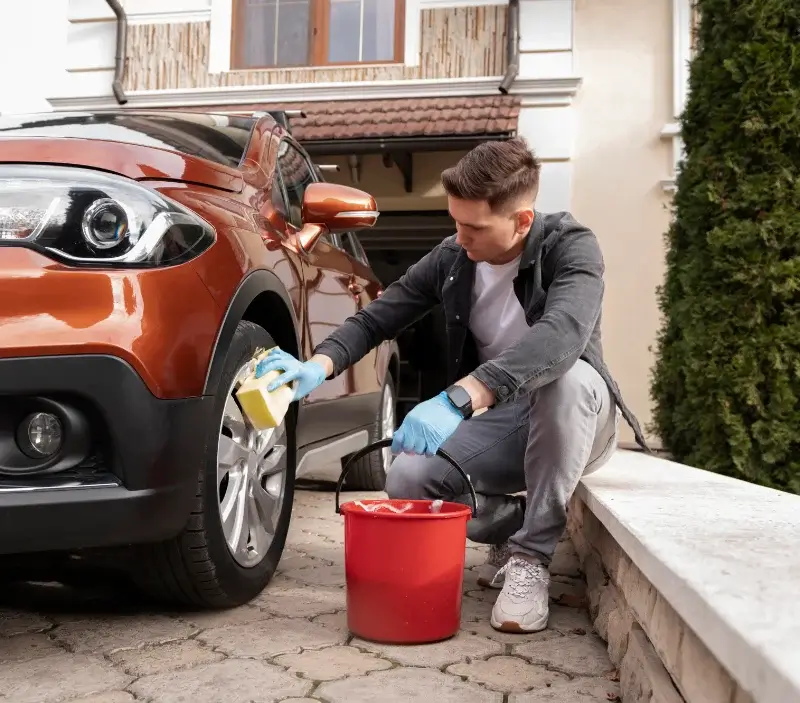 Lavage auto à domicile Sainneville : professionnel intervenant sur un véhicule
